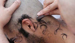 Cutting-hair-in-umrah