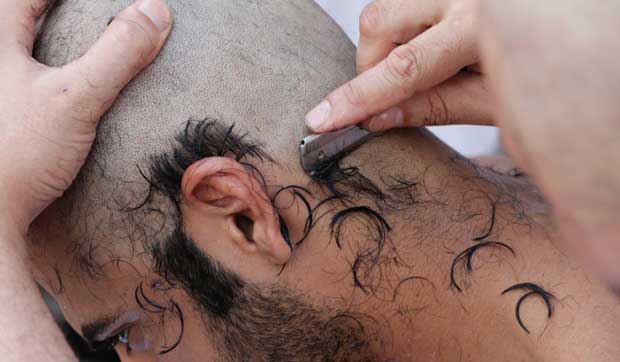 Cutting hair in umrah